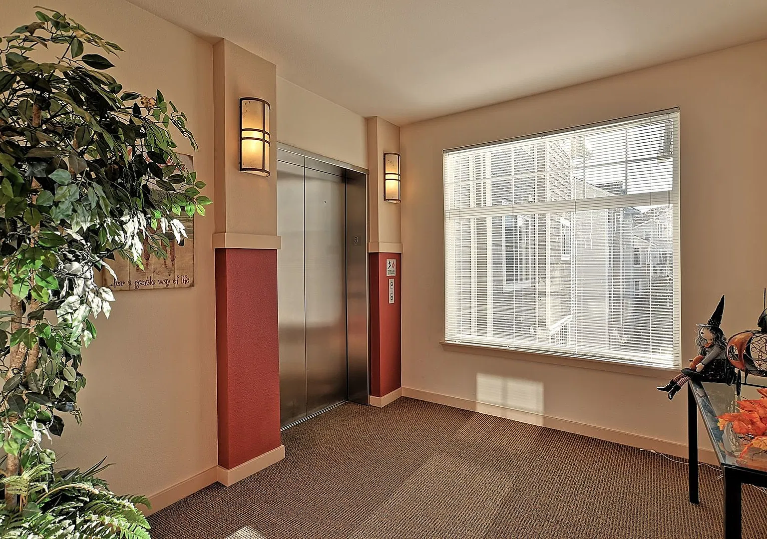 Mukilteo Golf Course View Condo Modern Comfort & Convenience — Photo 4