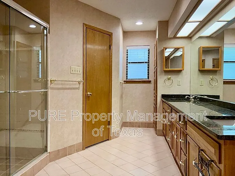 201 Oakwood Dr — Photo 16