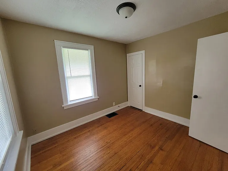4876 Maple St — Photo 4