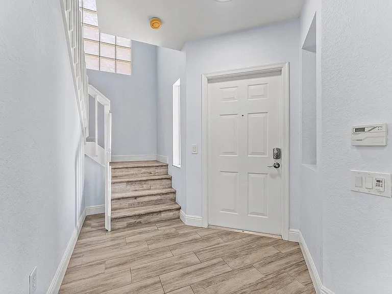 5477 Queenship Ct — Photo 5