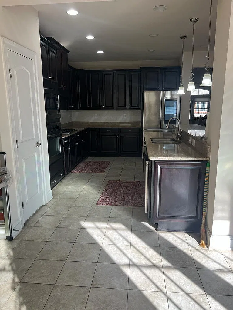 3 bed, 3.5 bath, 3200 sqft, $1,300 — Photo 2
