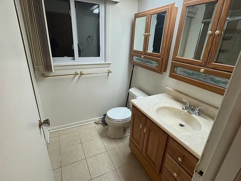 225 N East River Rd — Photo 15