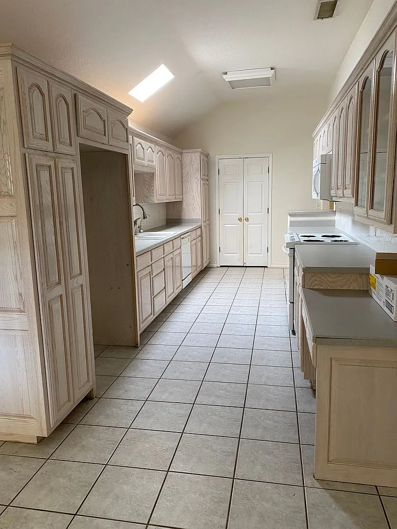 Spacious 3-Bedroom Home with Fireplace — Photo 4