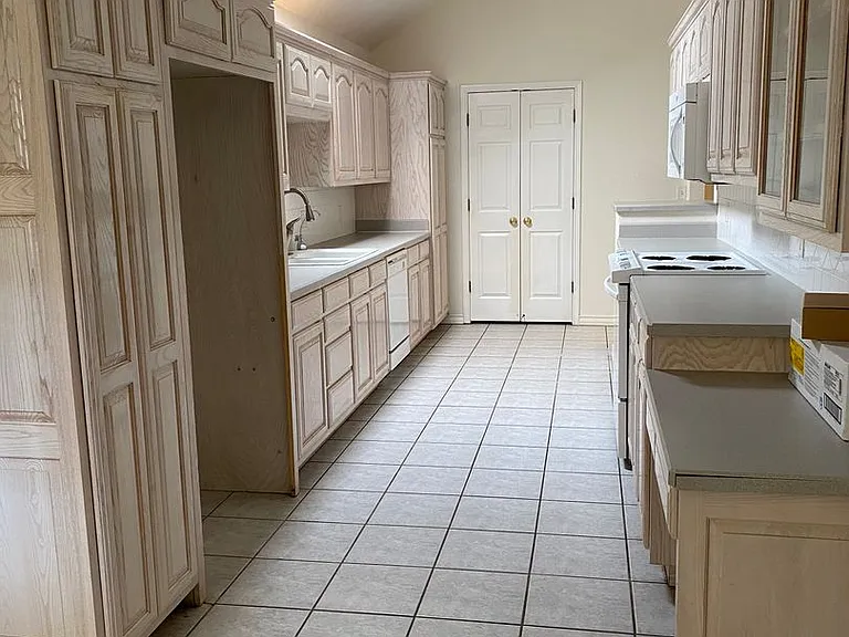 2206 Medford Ct — Photo 5