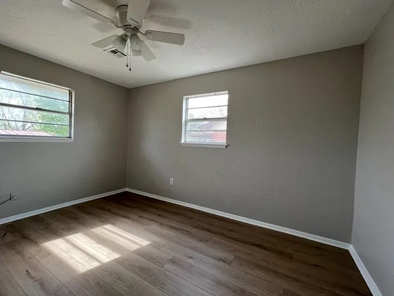 130 NE Fullerton St — Photo 12