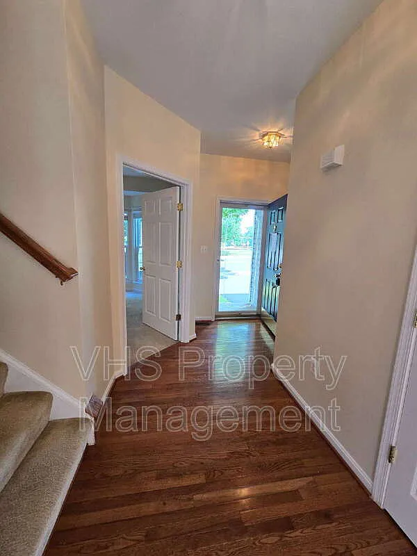 3 bed, 3.5 bath, 1752 sqft, $2,400 — Photo 4