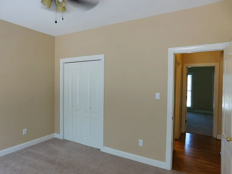 300 Taliaferro Ln — Photo 38