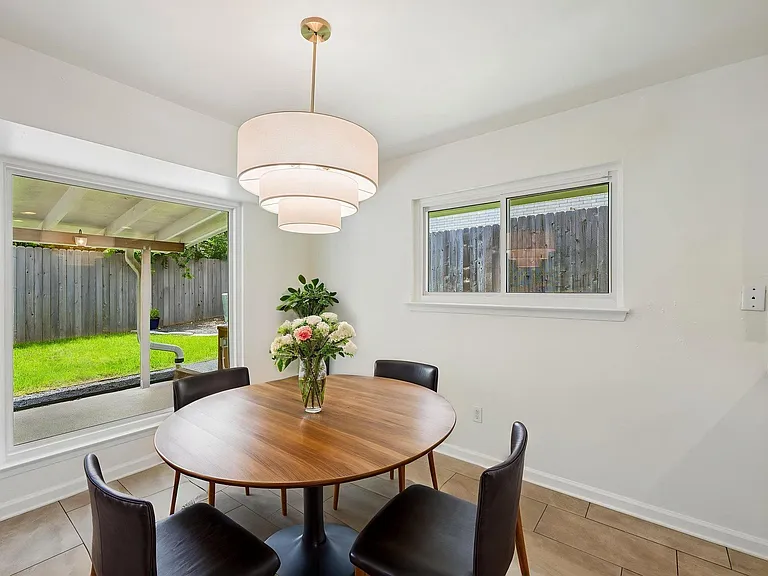 2717 Charlesworth Dr — Photo 10