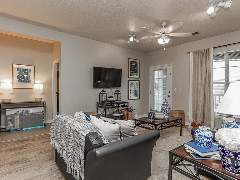 River Pointe Apartments — Photo 37