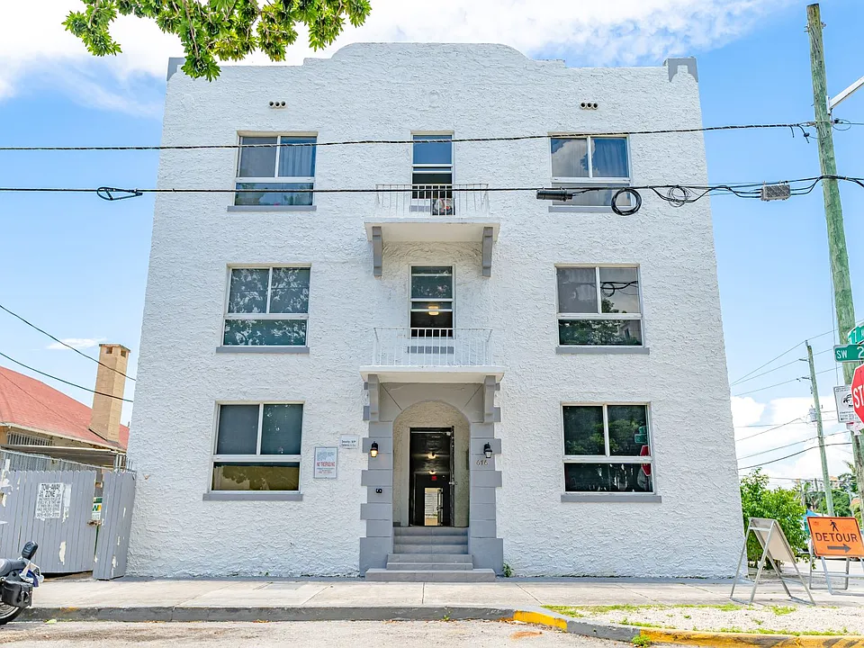 676 SW 2nd St #1
