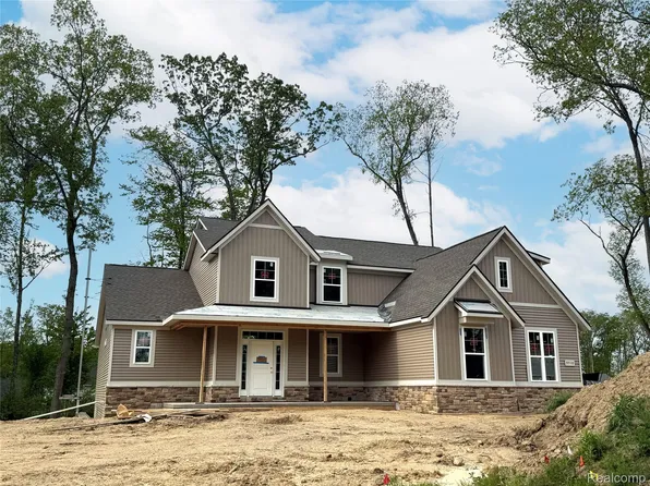 9710 Chalfonte Dr, Brighton, MI 48116