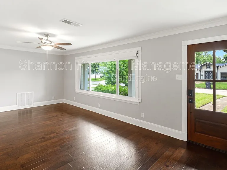 2207 Saxon Dr — Photo 6