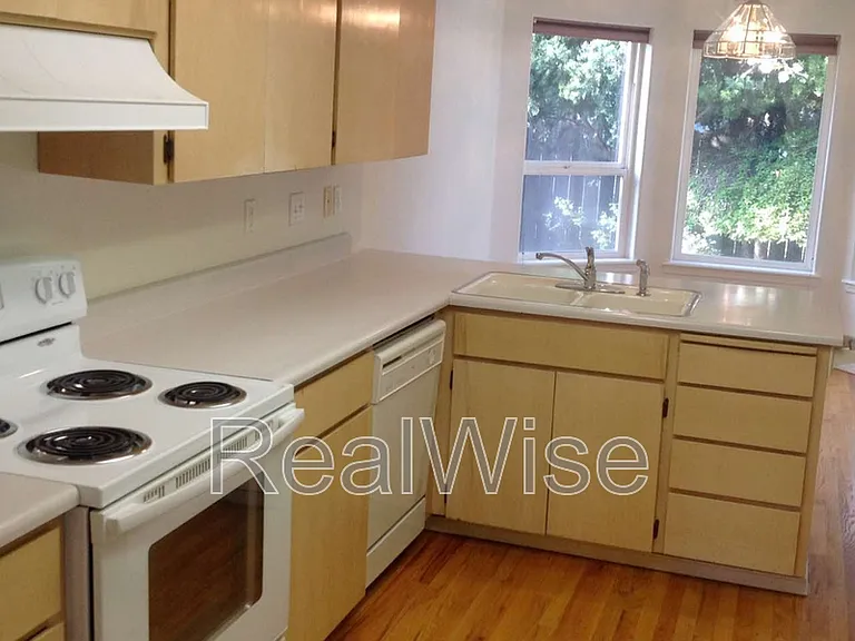 804 Corey Dr — Photo 8