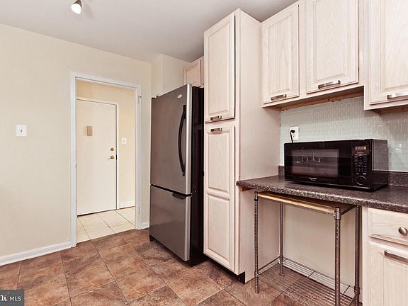 3rd image of 2500 N Van Dorn St #Penthouse 4