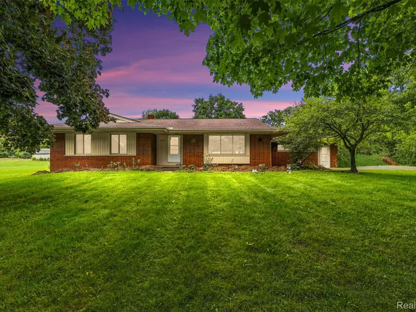 10407 Hegel Rd, Goodrich, MI 48438