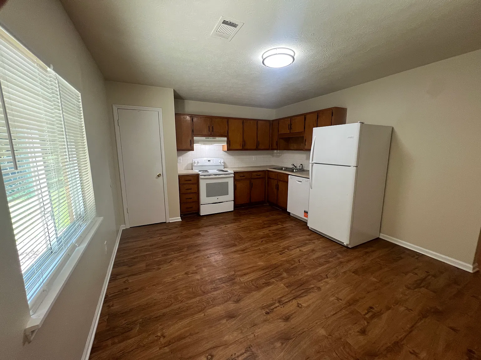 Lville: 3BR/2B Ranch Duplex — Photo 4