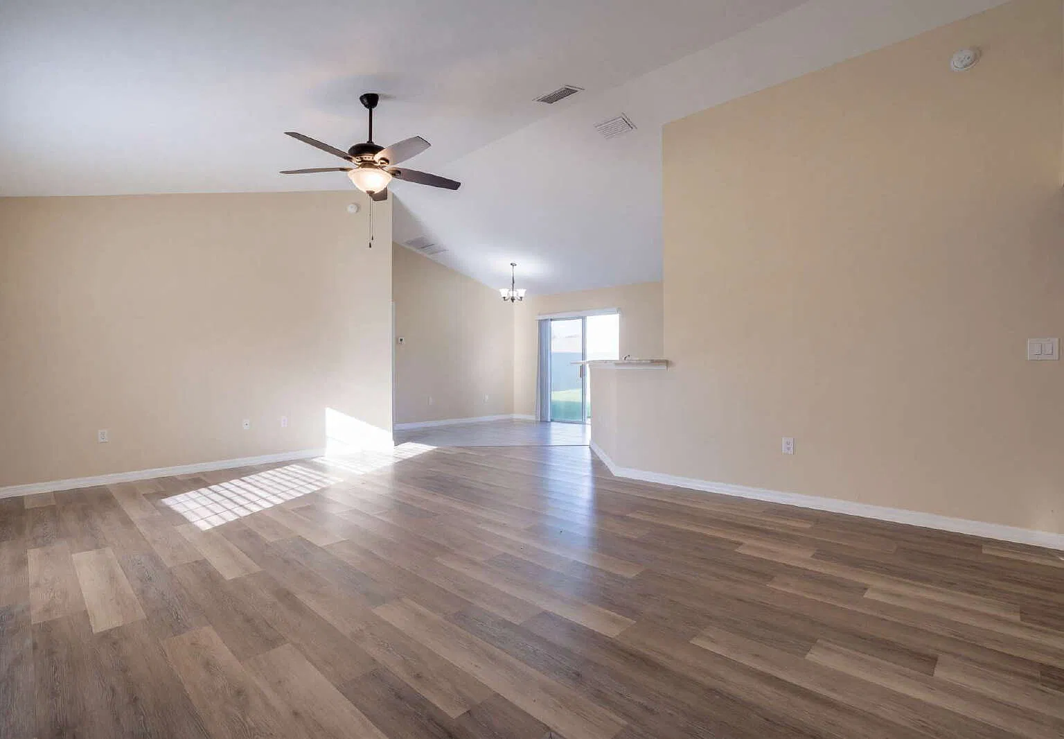 3 bed, 2.0 bath, 1327 sqft, $1,700 — Photo 3