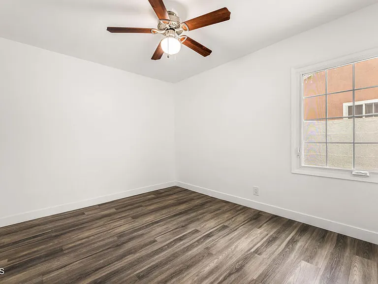 7637 Radford Ave — Photo 11