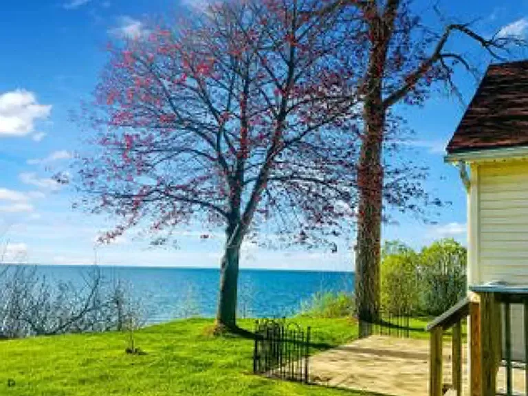 Waterfront furnished house on Lake Ontario