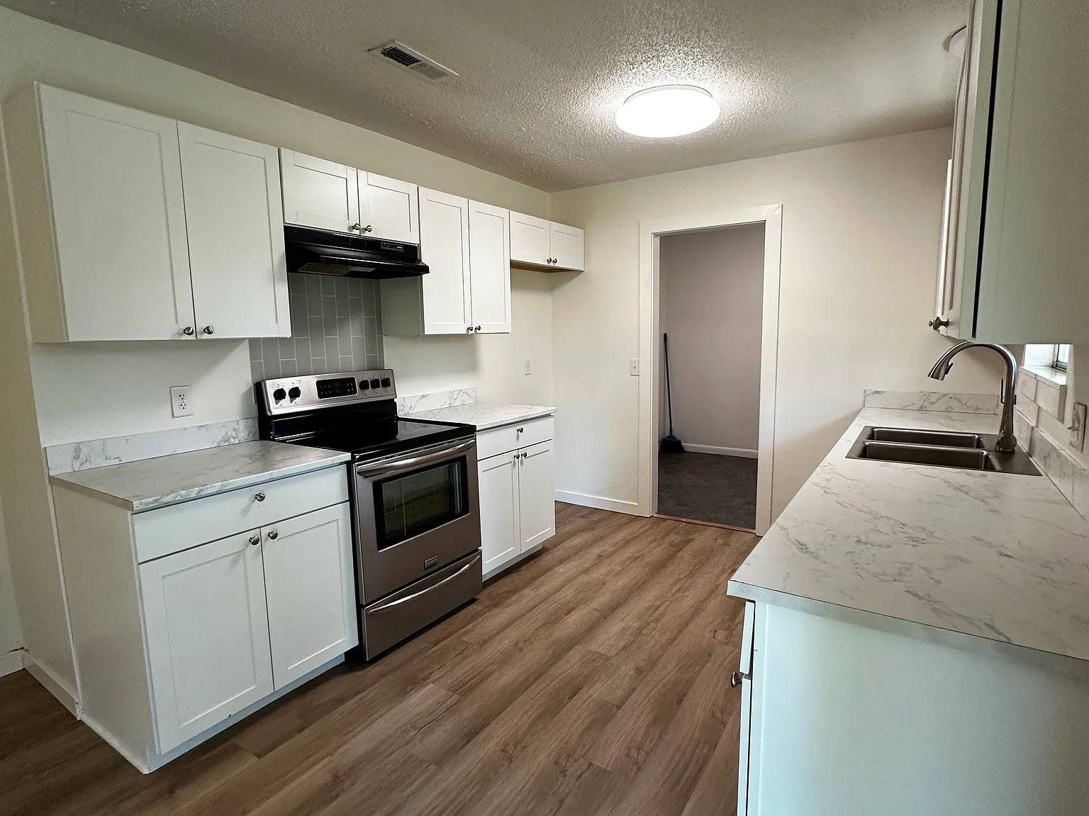 3 bed, 1.5 bath, 1300 sqft, $1,500 — Photo 4