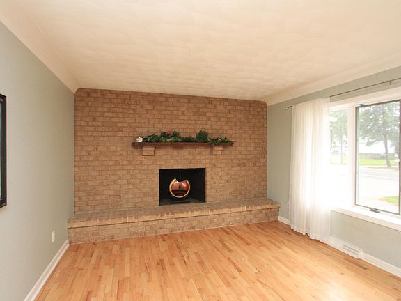 5th image of 3114 Woodhams Ave