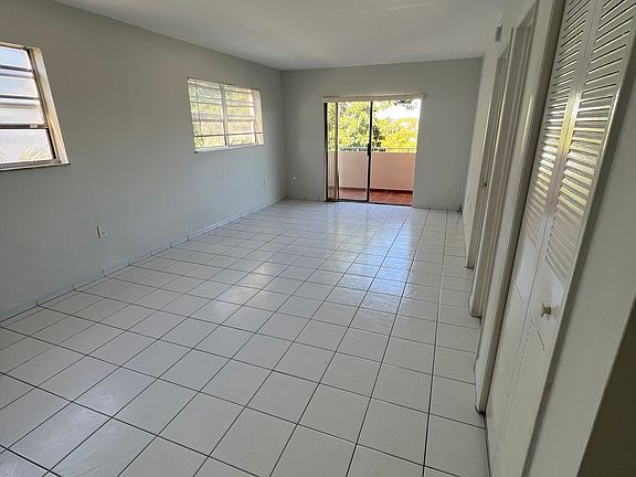 5th image of 1955 NE 135th St APT 405
