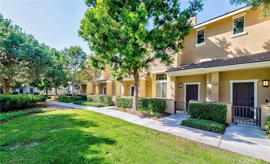 3 bed, 2.5 bath, 1502 sqft, $4,100 — Photo 2