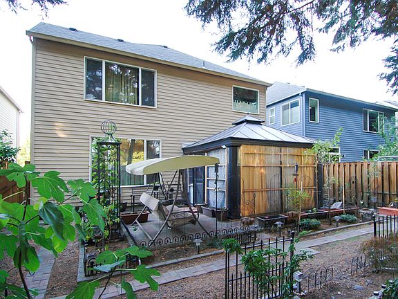 2nd image of 1106 SE Roundelay St