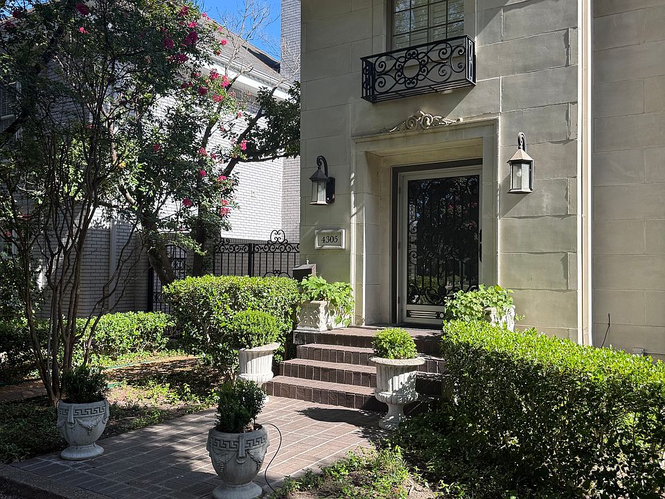 Main entrance to 4305 University Blvd.