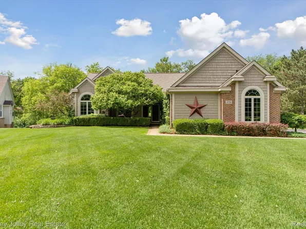 10754 Grassy Knoll Ct, Brighton, MI 48114