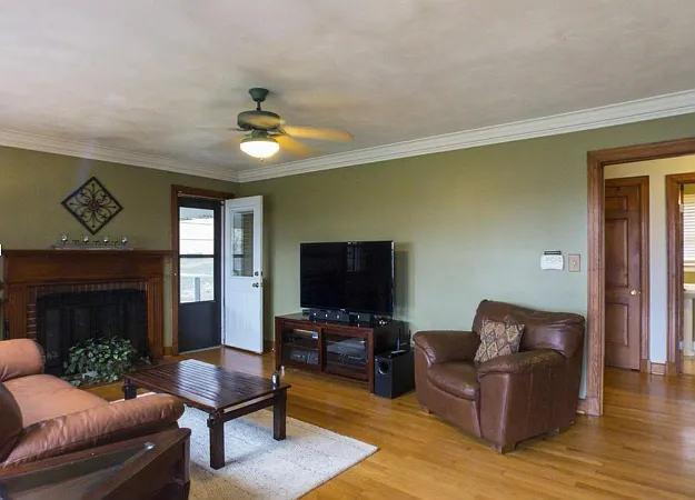 3 bed, 1900 sqft, $2,399 — Photo 4