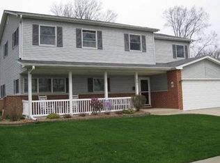 262 Wildwood Rd, Elk Grove Village, IL 60007