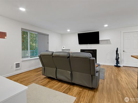 3rd image of 1402 Kaiser Road NW