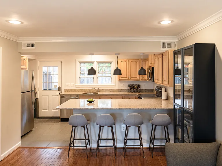 202 S Virginia Ave — Photo 2