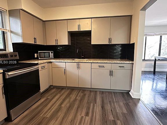 5th image of 320 SW 29th Rd #2