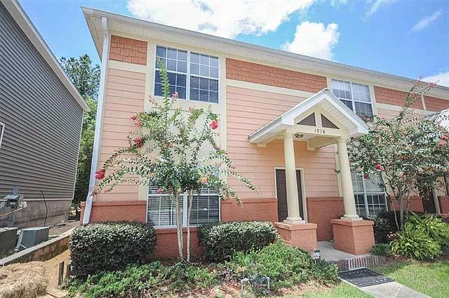 3 bed, 1177 sqft, $1,650 — Photo 3