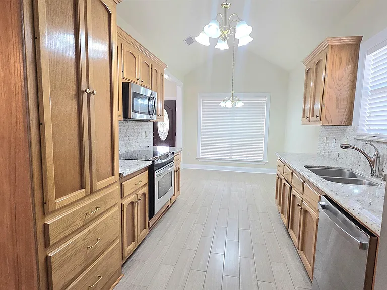282 Allan Dr — Photo 2