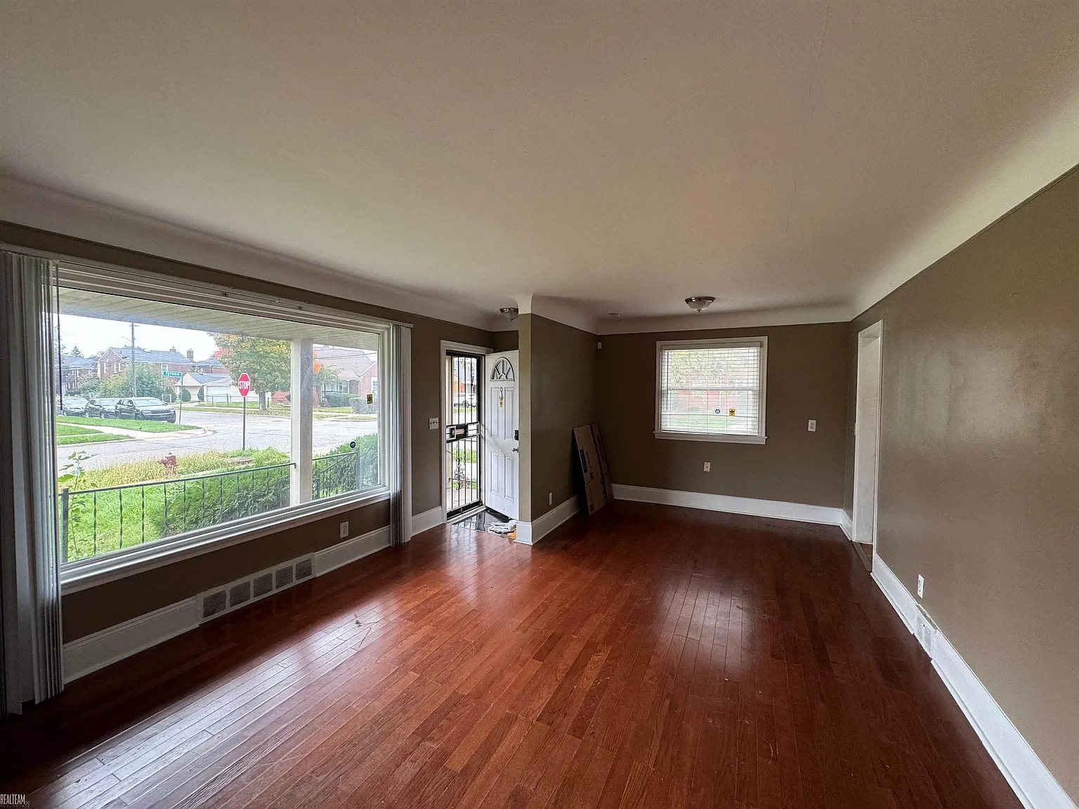 3 bed, 2.0 bath, 2304 sqft, $1,900 — Photo 3