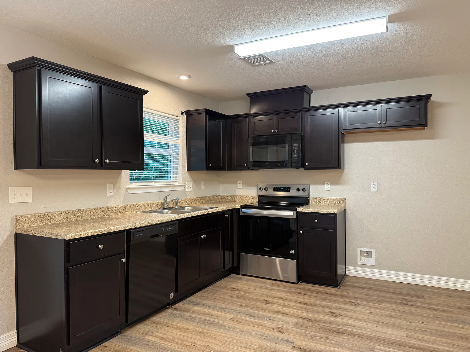3 bed, 1361 sqft, $1,450 — Photo 3