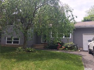 30 Delaware Ave, Commack, NY 11725