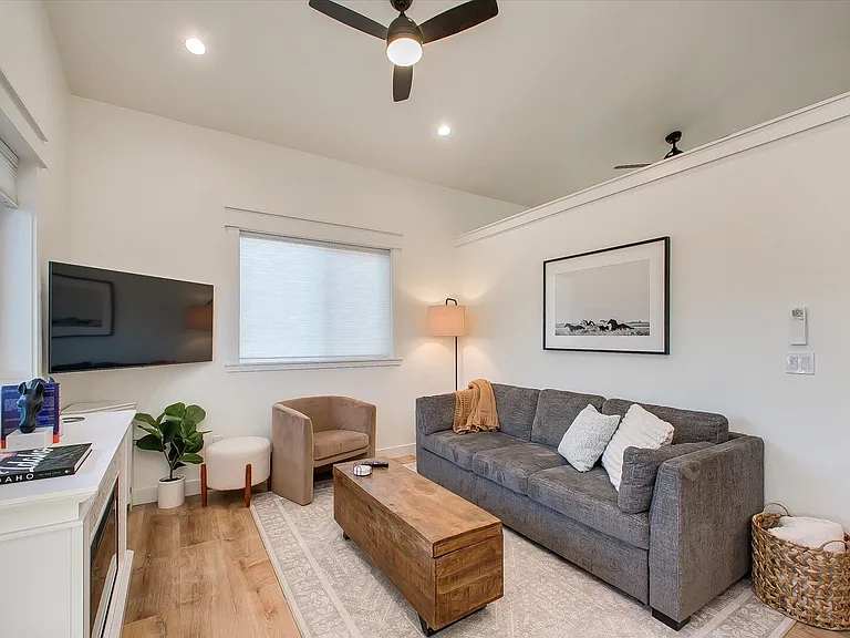 1413 W Rossi St — Photo 5