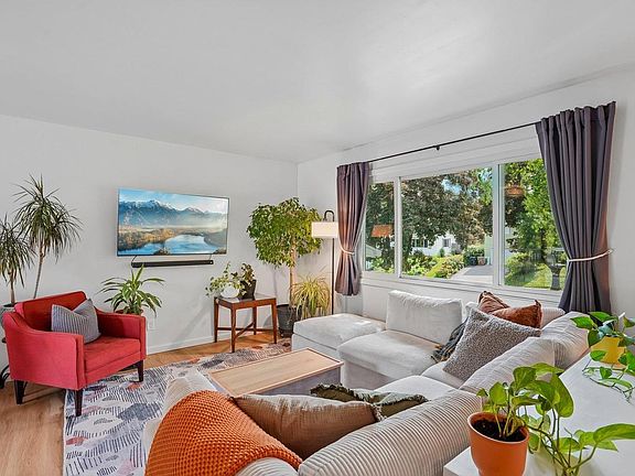 3rd image of 2710 Golden Gate Way