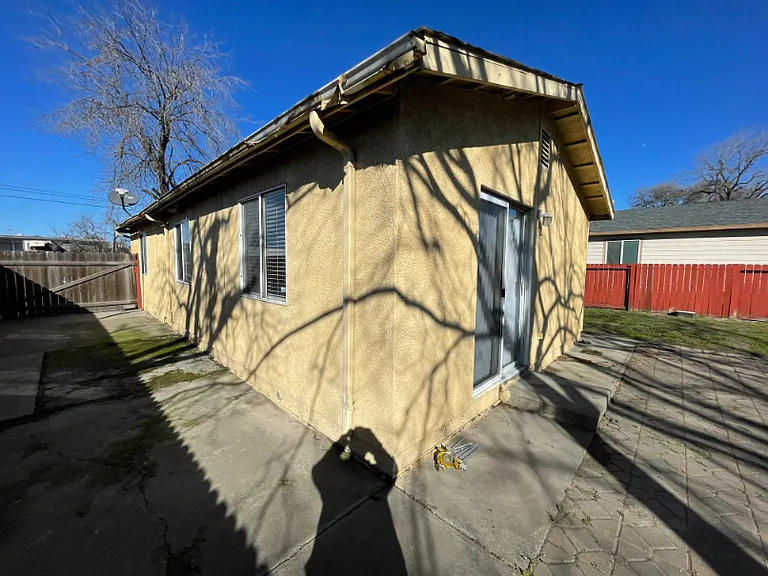 1870 W Washington St — Photo 3
