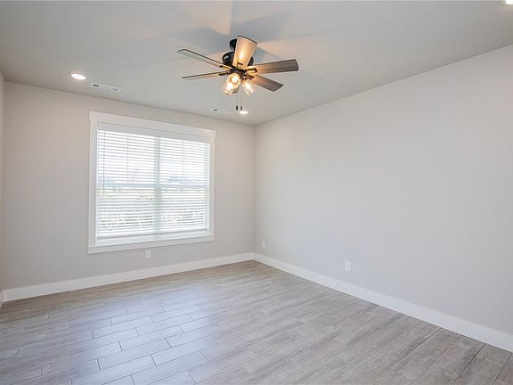 4th image of 304 White Oak St