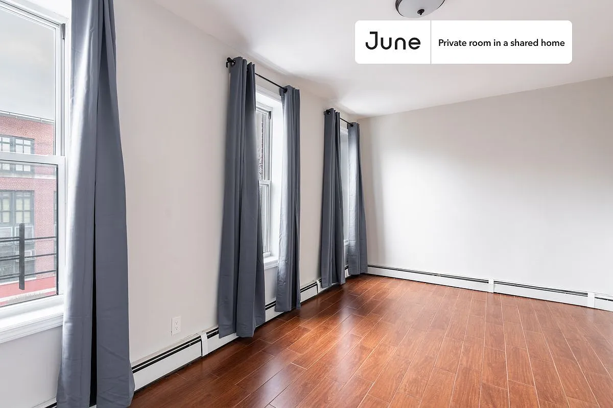 Queen bedroom in 3 bed/1 bath home in Bedford-Stuyvesant #964 A — Photo 3