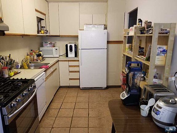 3rd image of 2348 Linwood Ave APT 1K