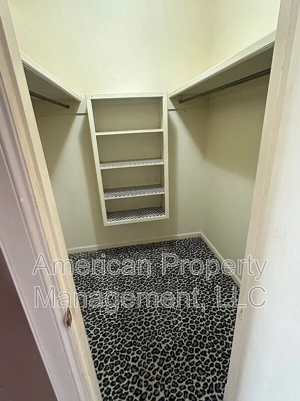 4 bed, 3.0 bath, 2096 sqft, $1,900 — Photo 2
