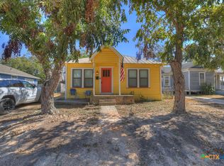 1029 N Milam St, Seguin, TX 78155