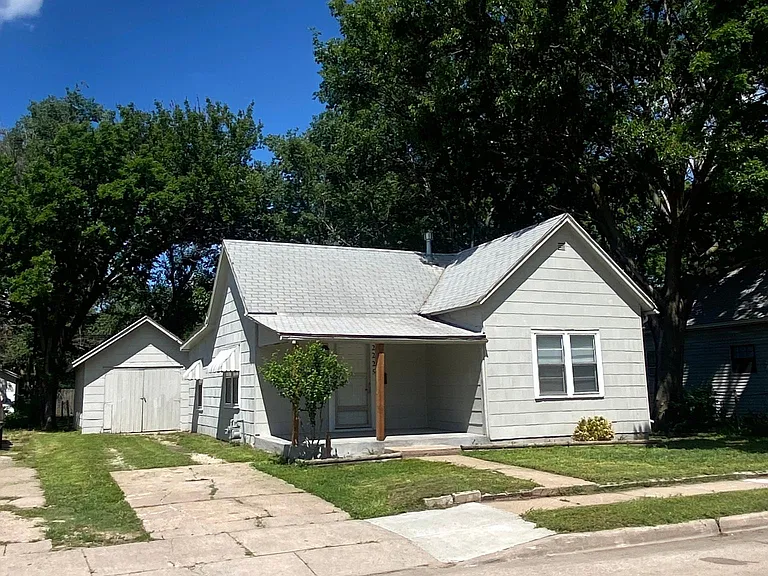 2225 N Fairview Ave — Photo 2