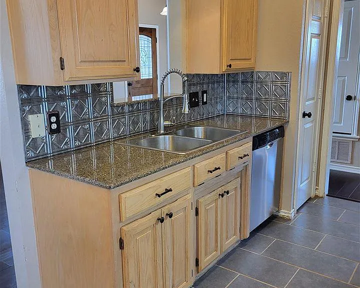 404 Swenson St — Photo 8